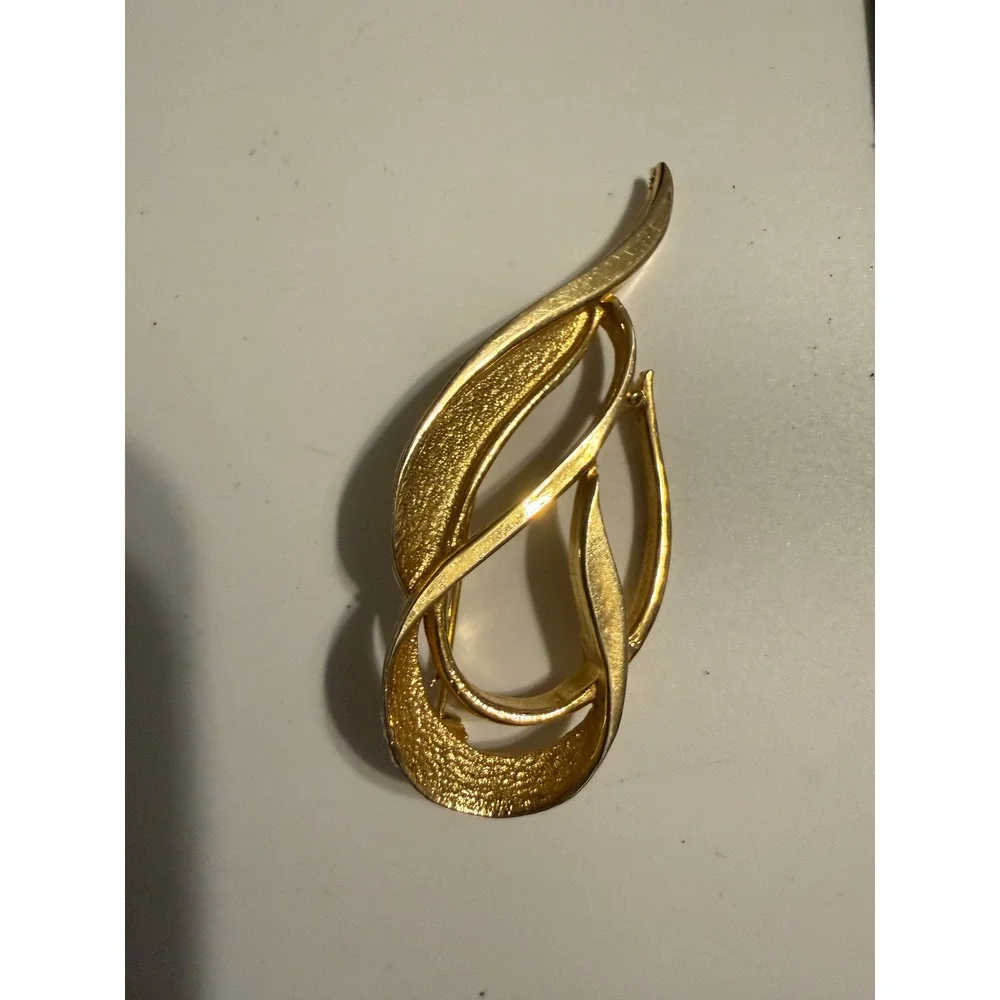 Vintage Gold Tone Abstract Swirl Brooch Textured Mid Century Modern Pin